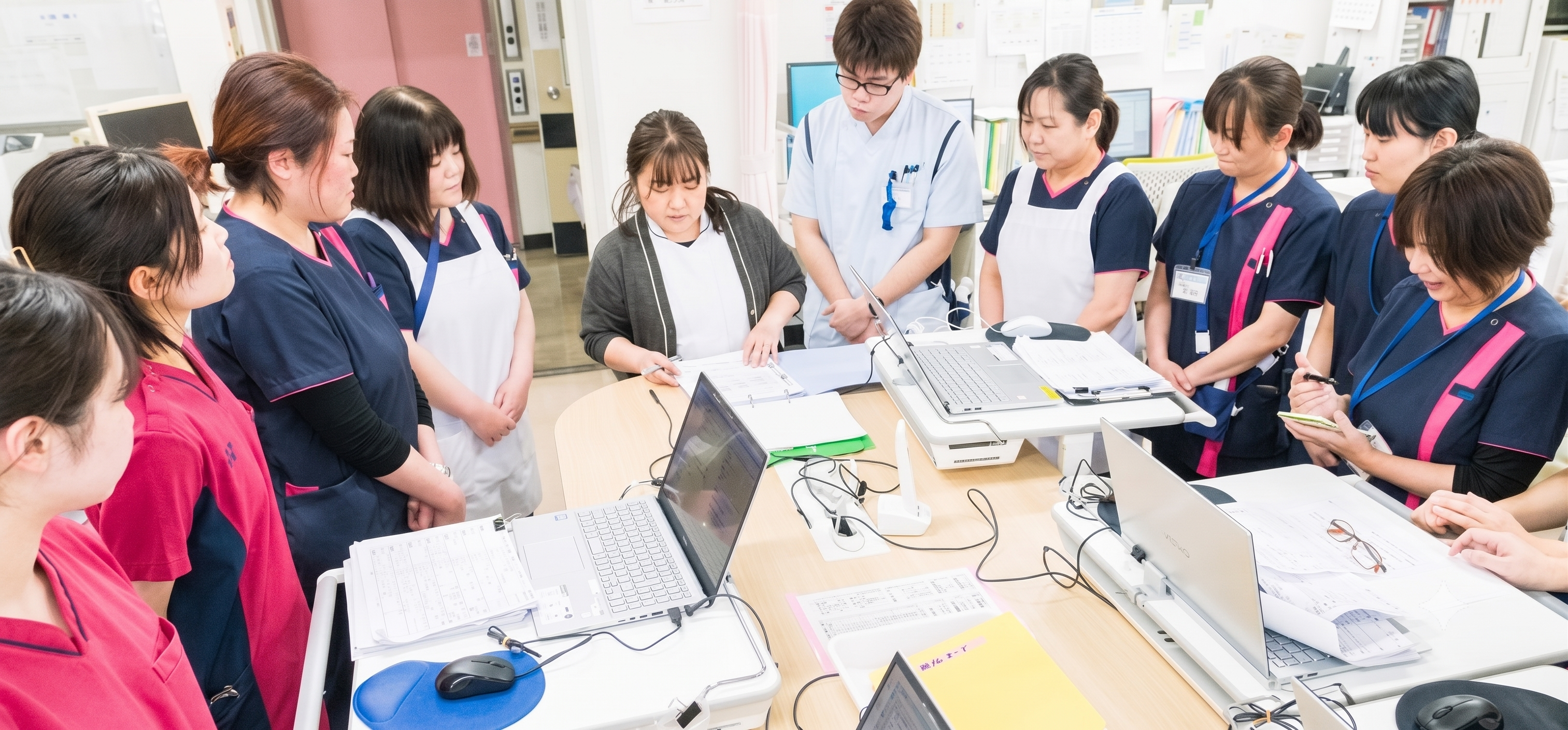 スタッフが集まってカンファレンスを行っている様子